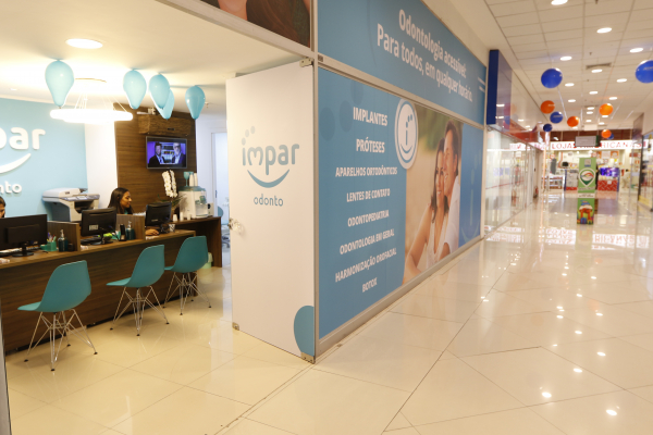 Clinica odontológica em shopping de Curitiba: espaços comerciais concentram 37% das empresas do setor