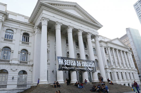 Faixa na UFPR: em defesa da educação