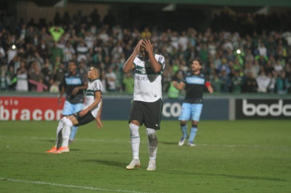 Nem o Rodrigão salva? Atacante fez sete gols em oito rodadas, mas não foi o suficiente para o Coxa emplacar na Série B