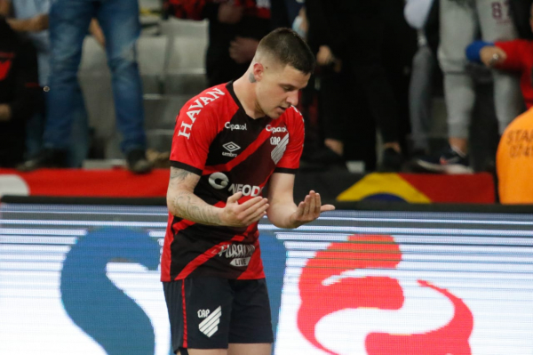 Renato Kayzer: sem Bissoli, ele segue como titular da camisa 9