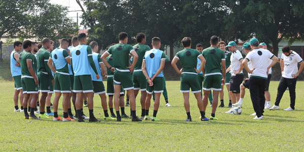 Umberto Louzer conversa com os jogadores do Coritiba: passando confiança