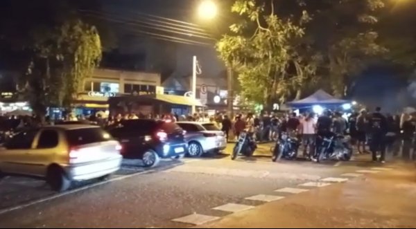 Moradores apontam aglomeração de mais de 400 pessoas e desrespeito às medidas de distanciamento socia