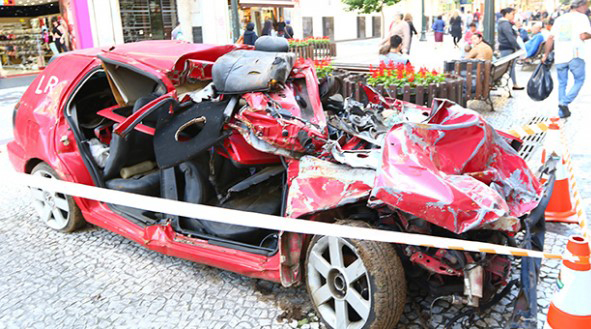 Carro destruído chama a atenção para os acidentes