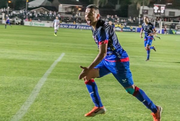 Bruno Rodrigues comemora gol pelo Paraná Clube: de volta ao time