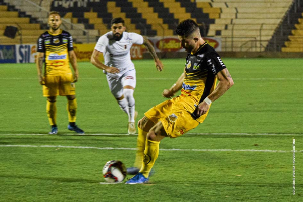 Queiroz cobra o pênalti e decreta a derrota do Paraná
