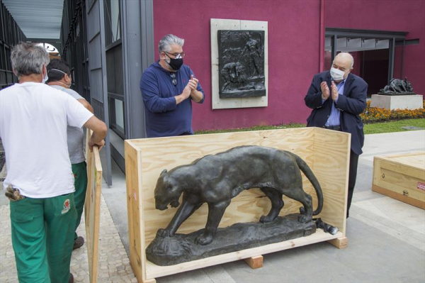 O Prefeito Rafael Greca e a estátua Onça com Tartaruga, de João Turin, no Memorial Paranista