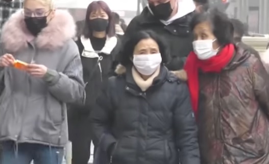 Primeiros casos apareceram em Wuhan, na China, onde a população agora é obrigada a andar com máscaras