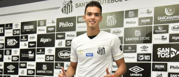 Aguilar na chegada ao Santos, em janeiro de 2019