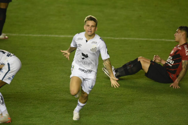 Soteldo comemora, com Lucas Halter no gramado