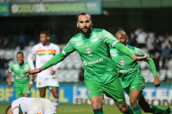 Léo Gamalho comemora seu gol sobre o Sampaio Corrêa: 14° gol do artilheiro do Coritiba na Série B
