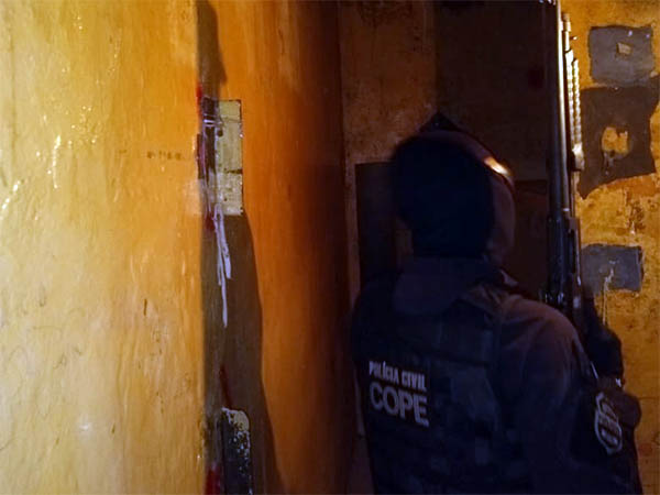 Policial do Cope na carceragem de Campina Grande do Sul