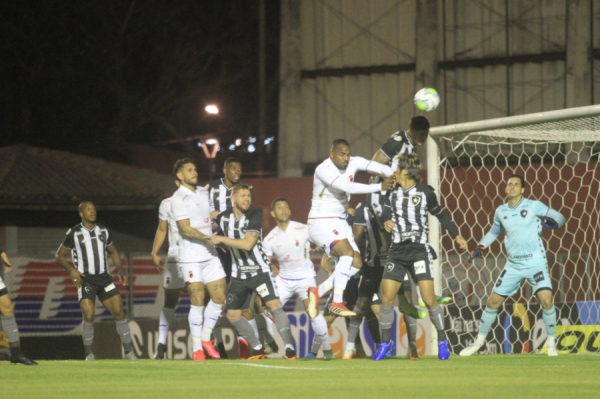 Thales tenta o cabeceio em jogo do Paraná contra o Botafogo, pela Copa do Brasil