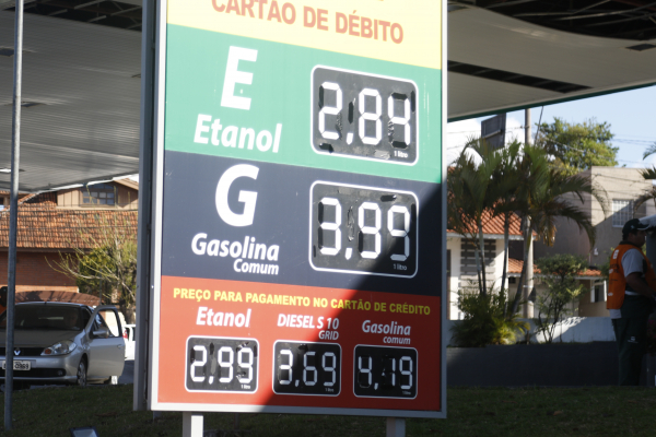 Em Curitiba, preços na bomba variam de R$ 3,899 a R$ 4,199