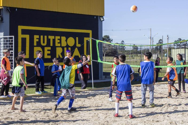 Projeto alia aulas de formação humana ao futebol