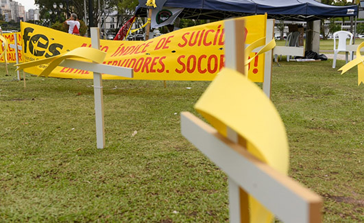 Cruzes para denunciar suicídios