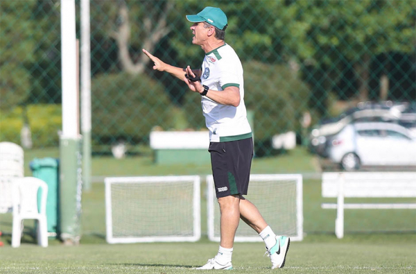 O técnico Jorginho, do Coritiba: "Preciso entrar com todos os jogadores 100% de condições"
