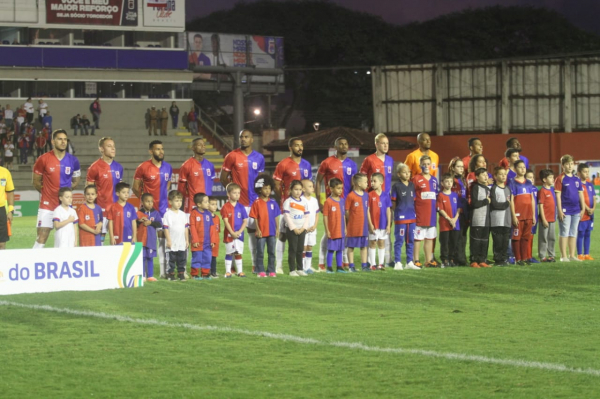 Jogadores do Paraná Clube antes do confronto com o Bahia de Feira