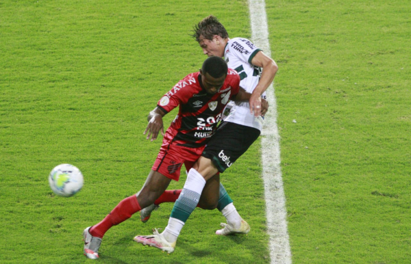 Carlos Eduardo enfrenta o Coritiba