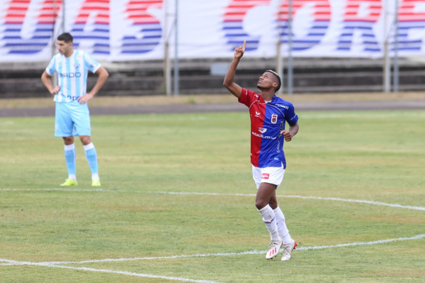 Mesmo com um jogador a menos, Paraná busca empate contra o Londrina na Vila Capanema