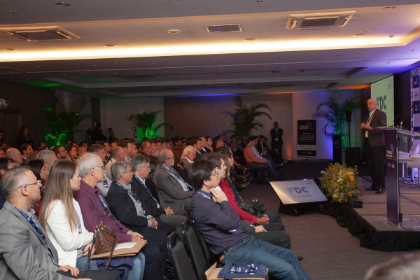 J Valério em palestra(foto
