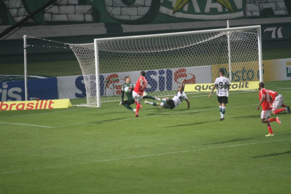 Lance do gol de Guerrero, que definiu a vitória do Internacional no Couto Pereira