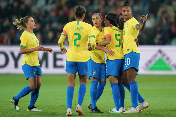 Jogadoras comemoram a vitória