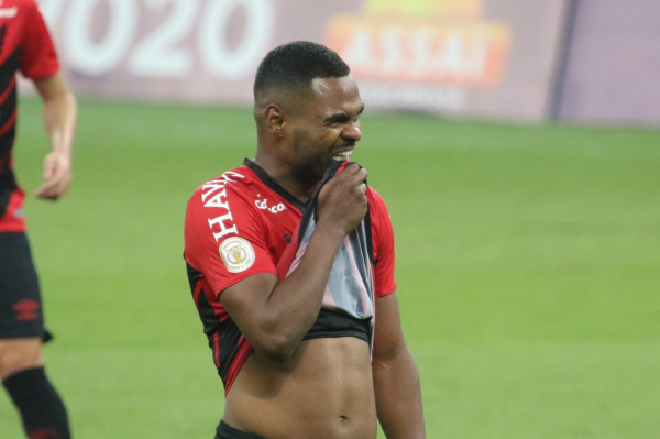 Nikão: principal cobrador de faltas e escanteios do Athletico no Brasileirão 2020