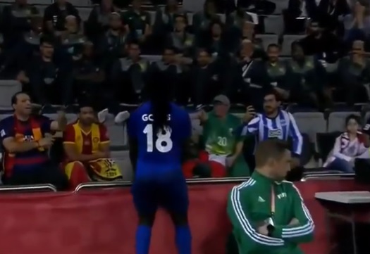 Gomis comemora gol acenando para Jorge Jesus