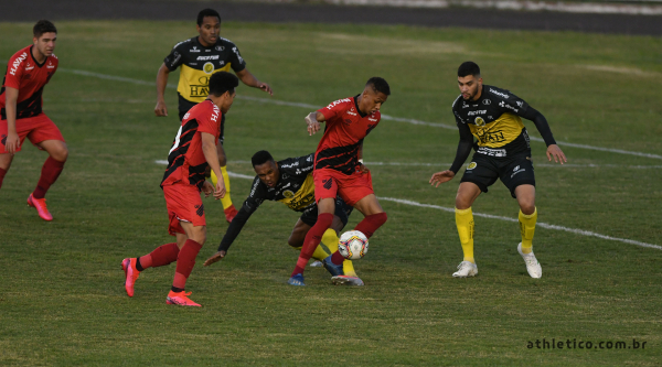 Vitinho tenta finalização contra o FC Cascavel: Athletico teve um jogador expulso no segundo tempo