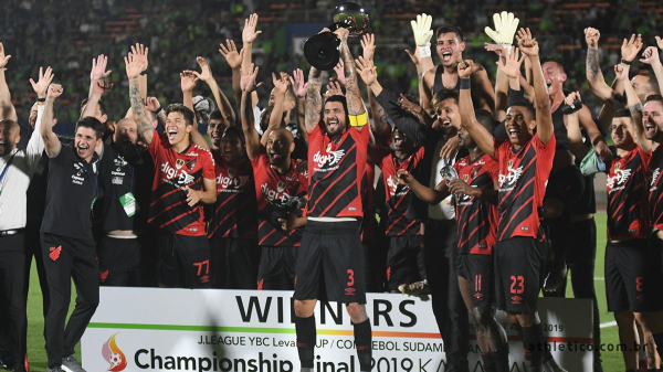 Athletico ergue o troféu