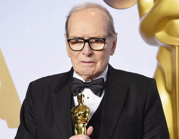 Ennio Morricone e o Oscar que ganhou em 2016, com a trilha de ‘Os Oito Odiados’: um dos intocáveis na música de cinema