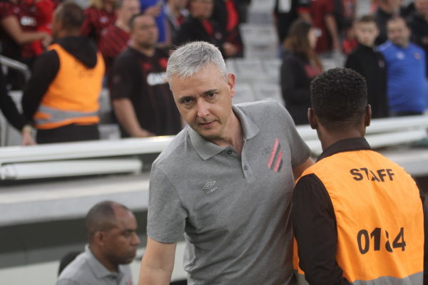 Tiago Nunes: "O jogador ruim reclama, porque a bola é mais rápida"