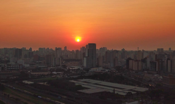 Pôr-do-sol em Curitiba, nesta segunda-feira