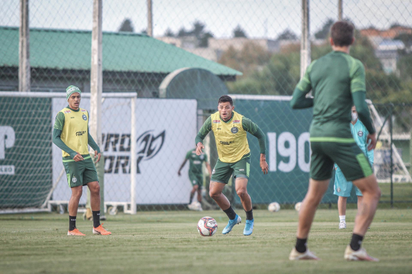 Val no treino dessa quinta-feira: provável titular contra o Paraná
