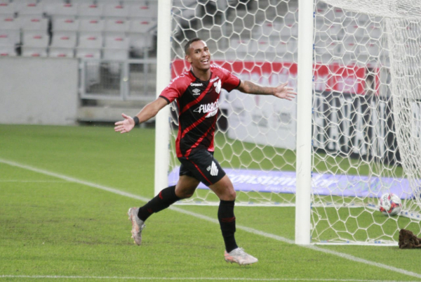 Reinaldo comemora gol