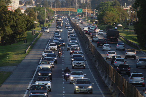 Movimento nas rodovias deve se intensificar a partir da tarde de amanhã