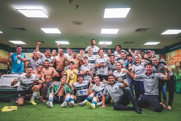 Jogadores e comissão técnica do Coritiba comemoram vitória sobre o Palmeiras