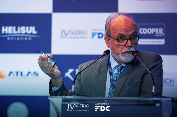 Em palestra no 1º Fórum Empresarial JValério, Carlos Primo Braga, professor da Fundação Dom Cabral, apresentou dados sobre economia brasileira e traçou cenário de oportunidades e desafios para Brasil