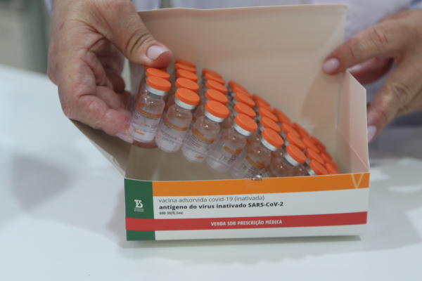 A CoronaVac tem, por ora, apenas autorização para uso emergencial, e o Butantan ainda não pediu ao órgão regulador o registro definitivo da vacina.
