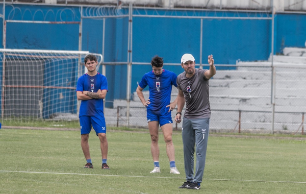 O técnico Allan Aal comanda treino no Paraná Clube