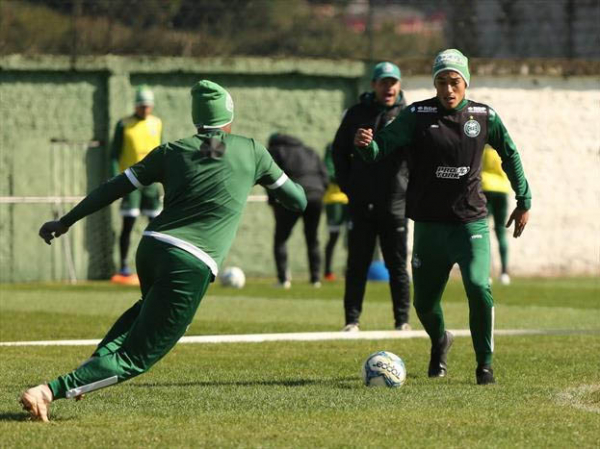 Rafinha (à direita): cotado para começar o jogo de terça-feira