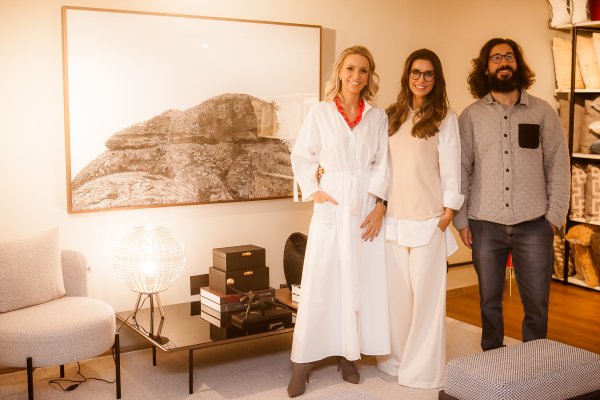 Roberta Saporiti, diretora da Bali Home; a fotografa Fernanda Trombini Perez e o artista André Mendes