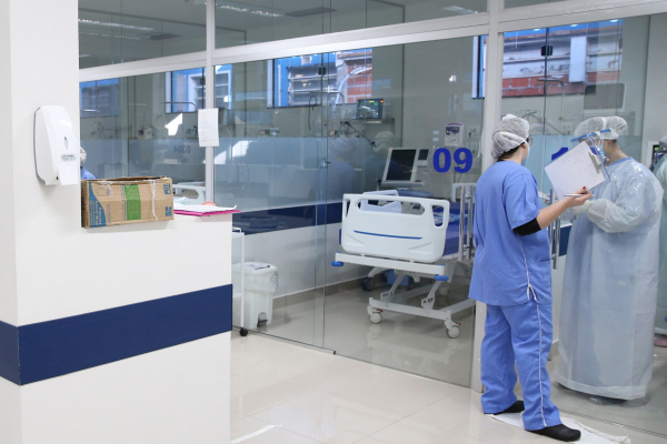 Com vacinação e medidas de restrição, ocupação hospitalar cai mês a mês