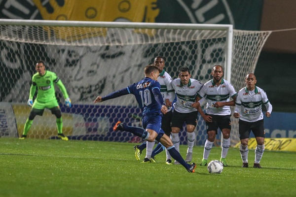 Dagoberto cobra falta contra o Coritiba