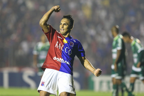 Robson comemora gol pelo Paraná Clube