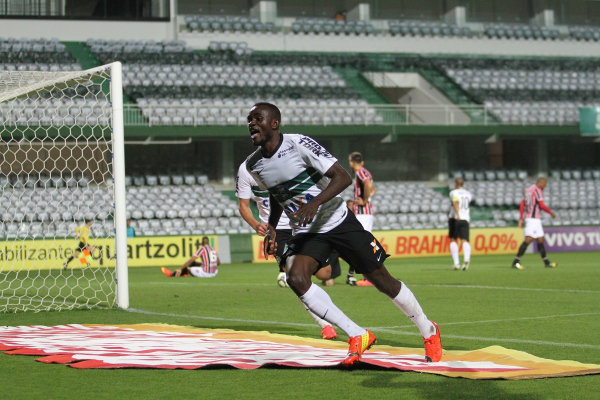 Joel comemora gol contra o São Paulo, pelo Coritiba, em 2014