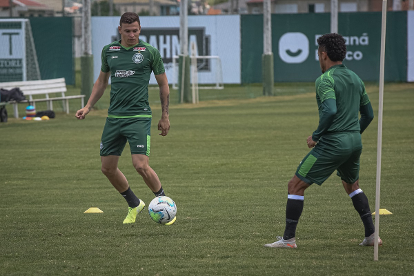 Hugo Moura (à esquerda): empréstimo para o Athletico