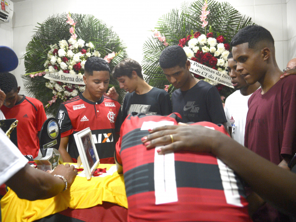 Enterro do goleiro Christian Esmério, de 15 anos, ontem no RJ
