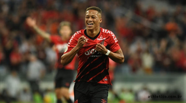 Vitinho: três gols pelo profissional do Athletico