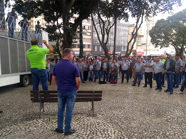Assembleia de motoristas e cobradores de ônibus